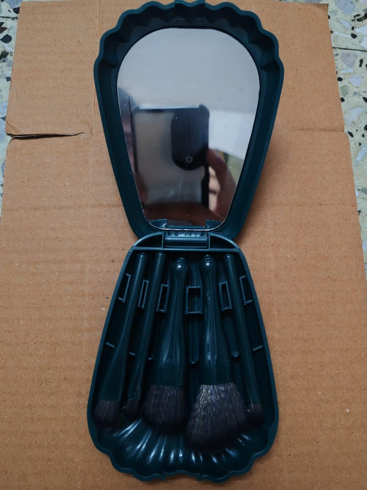 5pcs Soft Bristles Makeup Brush Set with Mirror Case ā Compact, Stylish & Travel-Friendly!